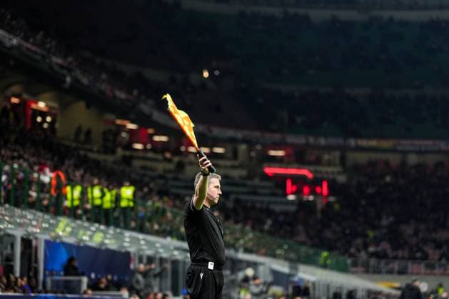 UEFA Champions League: AC Milan v Feyenoord Milan - Linesman during the 2nd leg of the knockout phase play-offs of new format of the Champions League 2024 2025. The match is set between AC Milan and Feyenoord at Giuseppe Meazza San Siro on 18 February 2025 in Milan, Italy. Copyright: xTomxBodex