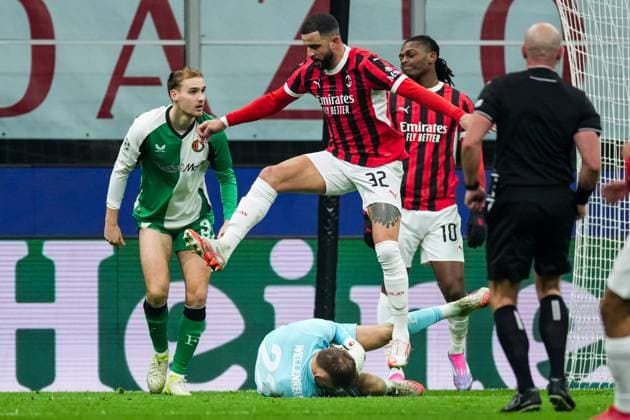 UEFA Champions League: AC Milan v Feyenoord Milan - Feyenoord keeper Timon Wellenreuther during the 2nd leg of the knockout phase play-offs of new format of the Champions League 2024 2025. The match is set between AC Milan and Feyenoord at Giuseppe Meazza San Siro on 18 February 2025 in Milan, Italy. Copyright: xTomxBodex