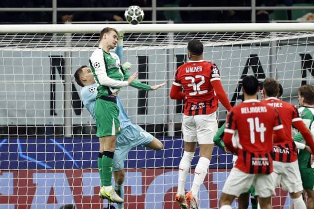 MILAN - (l-r) Feyenoord goalkeeper Timon Wellenreuther, Thomas Beelen of Feyenoord during the UEFA Champions League playoff match between AC Milan and Feyenoord at the San Siro Stadium on Feb. 18, 2025 in Milan, Italy. ANP MAURICE VAN STEEN UEFA Champions League 2024 25 League Knockout Play-off Second Leg 2024 25 xVIxANPxSportx xxANPxIVx 520315350 originalFilename: 520315350.jpg
