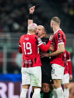 UEFA Champions League: AC Milan v Feyenoord Milan - Theo Hernandez of AC Milan, Referee Szymon Marciniak during the 2nd leg of the knockout phase play-offs of new format of the Champions League 2024 2025. The match is set between AC Milan and Feyenoord at Giuseppe Meazza San Siro on 18 February 2025 in Milan, Italy. Copyright: xTomxBodex