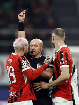MILAN - (l-r) Theo HernoÂ¡ndez of AC Milan receives the yellow card from referee Szymon Marciniak during the UEFA Champions League playoff match between AC Milan and Feyenoord at the San Siro Stadium on Feb. 18, 2025 in Milan, Italy. ANP MAURICE VAN STEEN UEFA Champions League 2024 25 League Knockout Play-off Second Leg 2024 25 xVIxANPxSportx xxANPxIVx 520315782 originalFilename: 520315782.jpg