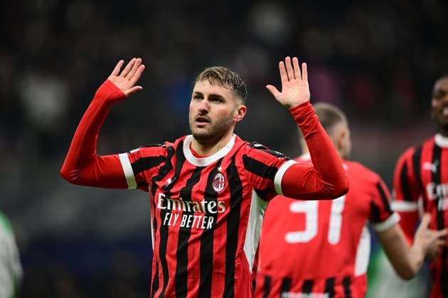 AC Milan v Feyenoord - UEFA Champions League 2024 25 League Knockout Play-off Second Leg Santiago Gimenez of AC Milan celebrates after scoring his team s first goal during the round of 16 UEFA Champions League match between AC Milan and Feyenoord Rotterdam at San Siro Stadium in Milan, Italy, on February 18, 2025. Milan Lombardy Italy  Copyright: xAndreaxDiodatox originalFilename:diodato-acmilanv250218_npLAl.jpg