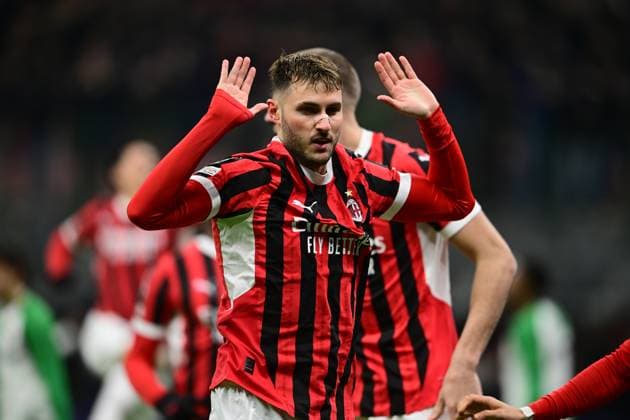AC Milan v Feyenoord - UEFA Champions League 2024 25 League Knockout Play-off Second Leg Santiago Gimenez of AC Milan celebrates after scoring his team s first goal during the round of 16 UEFA Champions League match between AC Milan and Feyenoord Rotterdam at San Siro Stadium in Milan, Italy, on February 18, 2025. Milan Lombardy Italy  Copyright: xAndreaxDiodatox originalFilename:diodato-acmilanv250218_npQAd.jpg