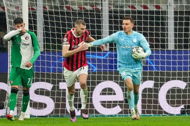 UEFA Champions League: AC Milan v Feyenoord Milan - Strahinja Pavlovic of AC Milan, Feyenoord keeper Timon Wellenreuther during the 2nd leg of the knockout phase play-offs of new format of the Champions League 2024 2025. The match is set between AC Milan and Feyenoord at Giuseppe Meazza San Siro on 18 February 2025 in Milan, Italy. Copyright: xYannickxVerhoevenx