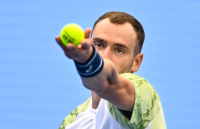 ATP, Tennis Herren QATAR EXXONMOBIL OPEN ROUND OF 32 Roman Safiullin competes in her round of 32 match against Alex De Minaur of Australia during the ATP Qatar ExxonMobil Open 2025 tennis tournament at the Khalifa International Tennis Complex in Doha, Qatar, on February 18, 2025. DOHA Qatar Copyright: xNoushadxThekkayilx