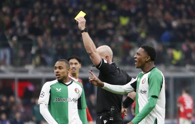CALCIO - UEFA Champions League - AC Milan vs Feyernood Refree showing the second yellow card to Theo Hernandez of AC Milan during The UEFA Champions League play offs. Second leg, football match between AC Milan and Feyenoord Rotterdam on 18 February 2025, at â??â??Giuseppe Meazza Stadiumâ??â??, Milan, Italy. Photo Nderim Kaceli. Milan Italy  Copyright: xIPAxSport ABACAx