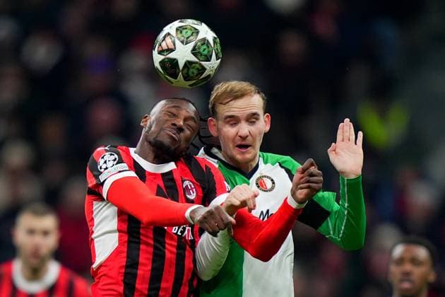 AC Milan s Tammy Abraham fights for the ball with Feyenoord s Thomas Beelen during the Uefa Champions League soccer match between Ac Milan and Feyenoord at the San Siro Stadium in Milan, north Italy - Tuesday , February 18 , 2025. - Soccer .  Copyright: xSpada LaPressex