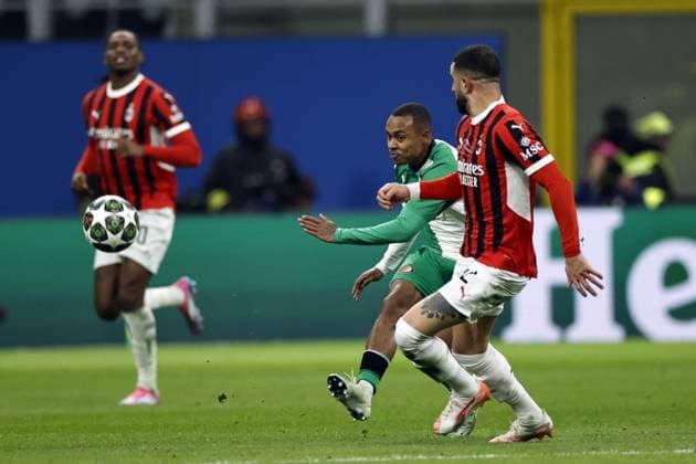 MILAN - (l-r) Igor Paixao of Feyenoord, Kyle Walker of AC Milan during the UEFA Champions League playoff match between AC Milan and Feyenoord at the San Siro Stadium on Feb. 18, 2025 in Milan, Italy. ANP MAURICE VAN STEEN UEFA Champions League 2024 25 League Knockout Play-off Second Leg 2024 25 xVIxANPxSportx xxANPxIVx 520320651 originalFilename: 520320651.jpg