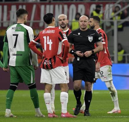 Foto IPP Paolo Bona Milano 18 02 2025 UEFA Champions League di Calcio stagione 2024 2025 partita Milan-Feyenoord Nella foto l’arbitro Szymon Marciniak espelle Theo Hernandez Italy Photo Press Worldwide Copyright italy Italy ITALY  Copyright: xR4924_italyphotopressx