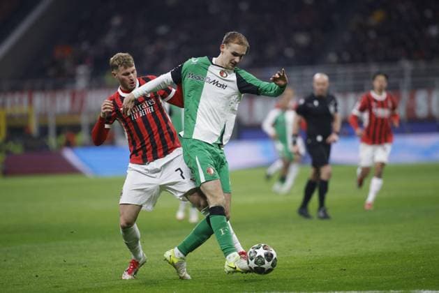 CALCIO - UEFA Champions League - AC Milan vs Feyernood Santiago Gimenez of AC Milan and Jakub Moder of Feyenoord Rotterdam during The UEFA Champions League play offs. Second leg, football match between AC Milan and Feyenoord Rotterdam on 18 February 2025, at â??â??Giuseppe Meazza Stadiumâ??â??, Milan, Italy. Photo Nderim Kaceli. Milan Italy  Copyright: xIPAxSport ABACAx