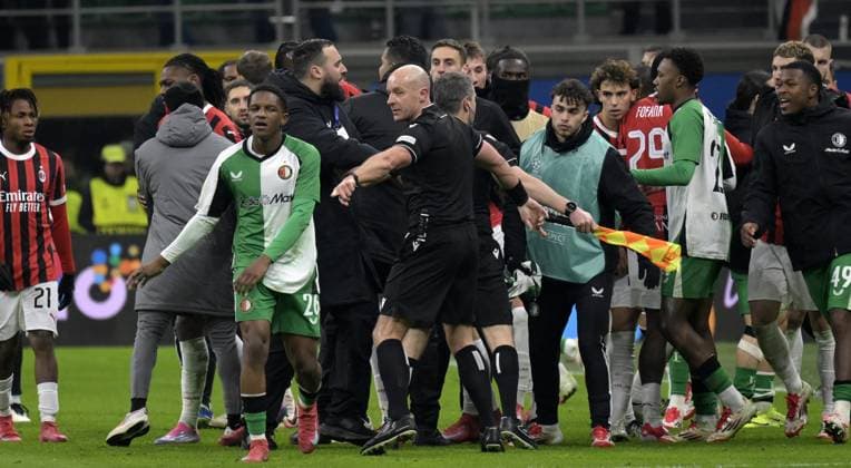 Foto IPP Paolo Bona Milano 18 02 2025 UEFA Champions League di Calcio stagione 2024 2025 partita Milan-Feyenoord Nella foto l’arbitro Szymon Marciniakcerca di sedare la rissa finale Italy Photo Press Worldwide Copyright italy Italy ITALY  Copyright: xR4924_italyphotopressx
