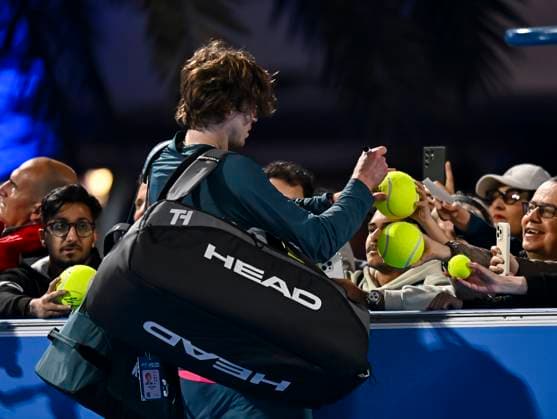 ATP, Tennis Herren QATAR EXXONMOBIL OPEN ROUND OF 32 Andrey Ruble with fans after the round of 32 match against Alexander BUBLIK of Kazakistan during the ATP Qatar ExxonMobil Open 2025 tennis tournament at the Khalifa International Tennis Complex in Doha, Qatar, on February 18, 2025. DOHA Qatar Copyright: xNoushadxThekkayilx