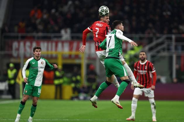 Santiago Gimenez (Ac Milan) und Jakub Moder (Feyenoord) battle for the ball, UEFA Champions League 2024 25 League Knockout Play-off Second Leg, AC Milan v Feyenoord, Stadio Giuseppe Meazza (San Siro), February 18, 2025, Milan, Italy.