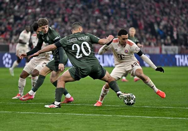 18 02 2025, Football UEFA Championsleague 2024 2025 Play off second leg, FC Bayern Munich Celtic Glasgow, at Allianz Arena Munich c l Cameron Carter Vickers Celtic Glasgow vs Jamal Musiala FC Bayern Munich DFL and DFB regulations prohibit any use of photographs as image sequences and or quasi video