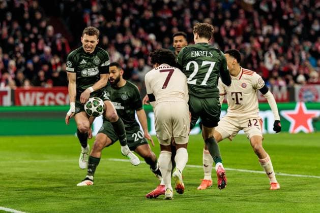 UEFA Champions League FC Bayern Munich Celtic FC 18 02 2025 Alistair Johnston Celtic FC, 2 tackles Serge Gnabry FC Bayern Munich header, 7 UEFA Champions League FC Bayern Munich Celtic FC, Munich, Allianz Arena on 17 02 2025 Copyright: xBEAUTIFULxSPORTS Wunderlx