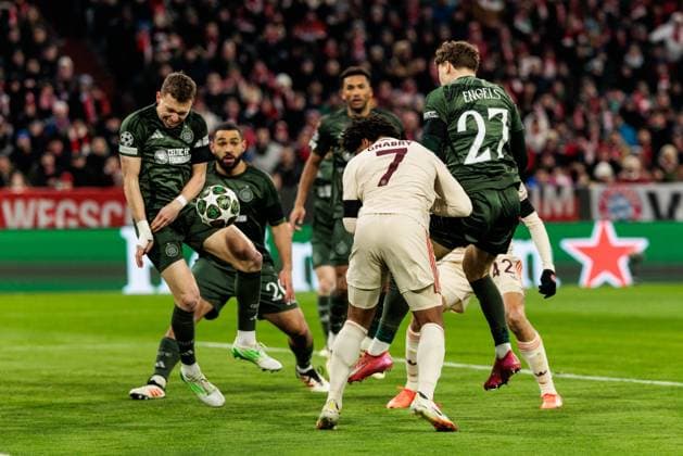 UEFA Champions League FC Bayern Munich Celtic FC 18 02 2025 Alistair Johnston Celtic FC, 2 tackles Serge Gnabry FC Bayern Munich header, 7 UEFA Champions League FC Bayern Munich Celtic FC, Munich, Allianz Arena on 17 02 2025 Copyright: xBEAUTIFULxSPORTS Wunderlx