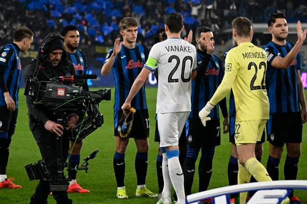 Atalanta v Club Brugge - UEFA Champions League BERGAMO, ITALY - FEBRUARY 18 : De Ketelaere Charles forward of Atalanta and Vanaken Hans midfielder of Club Brugge shaking hands during the UEFA Champions League 2024 25 knockout phase play-off match second leg between Atalanta and Club Brugge on February 18, 2025 in Bergamo, Italy, 18 02 2025 Bergamo Italy  Copyright: xJanxDexMeuleneirx