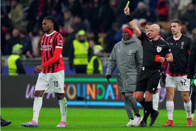 referee Szymon Marciniak , AC MilanÕs Rafael Leao during the Uefa Champions League soccer match between Ac Milan and Feyenoord at the San Siro Stadium in Milan, north Italy - Tuesday , February 18 , 2025. - Soccer .  Copyright: xSpada LaPressex