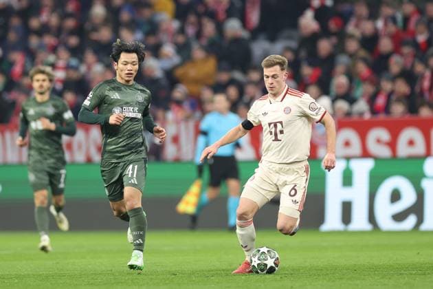 in duel, action, with Reo Hatate 41 Celtic Glasgow , Joshua Kimmich 6 FC Bayern Muenchen , FC Bayern Muenchen vs Celtic Glasgow, Football, Champions League, Play offs, second leg, 18 02 2025 Muenchen Bayern Germany Copyright: xkolbert-press ChristianxKolbertx
