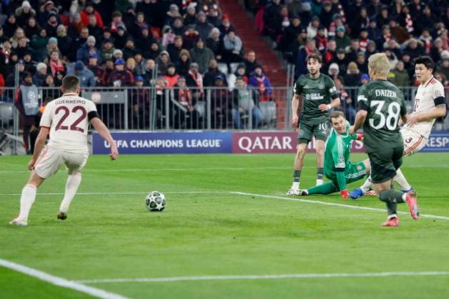 In the picture Nicolas Kuehn Celtic Glasgow, 10 r with a shot that Raphael Guerreiro FC Bayern Muenchen, 22 l for the beaten keeper, goalkeeper Manuel Neuer FC Bayern Muenchen, 1 klaert 18 02 2025, Football, UEFA Champions League, Playoffs, FC Bayern Muenchen Celtic Glasgow, GER, Muenchen, Allianz Arena, DFL REGULATIONS PROHIBIT ANY USE OF PHOTOGRAPHS AS IMAGE SEQUENCES AND OR QUASI VIDEO Copyright: HMBxMedia xHeikoxBecker