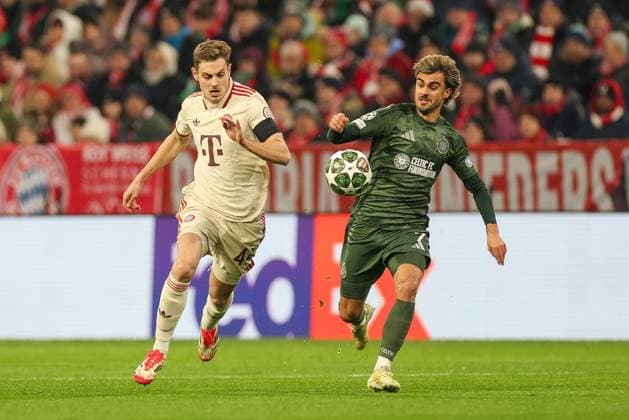 in duel, action, with Josip Stanisic 44 FC Bayern Muenchen , Jota 7 Celtic Glasgow , FC Bayern Muenchen vs Celtic Glasgow, Football, Champions League, Play offs, second leg, 18 02 2025 Muenchen Bayern Germany Copyright: xkolbert-press ChristianxKolbertx