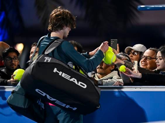 ATP, Tennis Herren QATAR EXXONMOBIL OPEN ROUND OF 32 Andrey Ruble with fans after the round of 32 match against Alexander BUBLIK of Kazakistan during the ATP Qatar ExxonMobil Open 2025 tennis tournament at the Khalifa International Tennis Complex in Doha, Qatar, on February 18, 2025. DOHA Qatar Copyright: xNOUSHADx