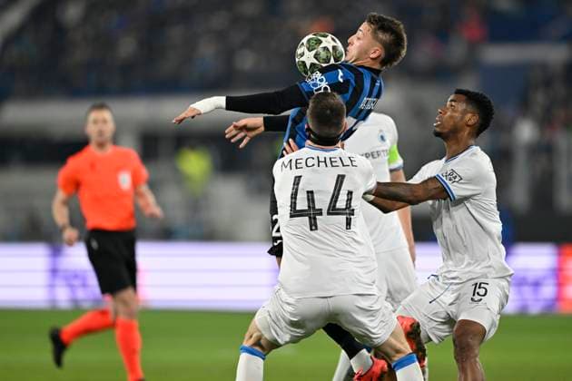 Atalanta v Club Brugge - UEFA Champions League BERGAMO, ITALY - FEBRUARY 18 : Retegui Mateo forward of Atalanta, Onyedika Nwadike Raphael midfielder of Club Brugge in action during the UEFA Champions League 2024 25 knockout phase play-off match second leg between Atalanta and Club Brugge on February 18, 2025 in Bergamo, Italy, 18 02 2025 Bergamo Italy  Copyright: xJanxDexMeuleneirx