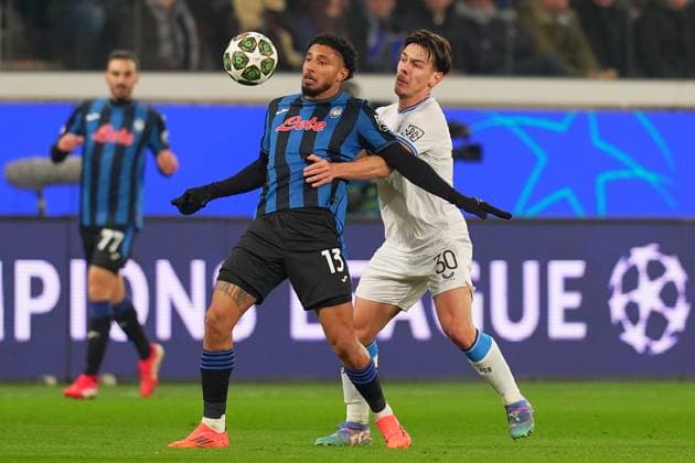 Atalanta s Ederson fight for the ball with BruggeÕs Ardon Jashari during the Uefa Champions League soccer match between Atalanta BC and Club Brugge at Gewiss Stadium in Bergamo, north Italy - Tuesday , February 18 , 2025. - Soccer .  Copyright: xSpada LaPressex