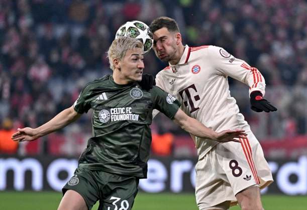18 02 2025, Football UEFA Championsleague 2024 2025 Play off second leg, FC Bayern Munich Celtic Glasgow, at Allianz Arena Munich v l Daizen Maeda Celtic Glasgow v Leon Goretzka FC Bayern Munich DFL and DFB regulations prohibit any use of photographs as image sequences and or quasi video