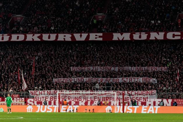 UEFA Champions League FC Bayern München Celtic FC 18 02 2025 Banner in the Südkurve Gingen zu St Pauli und ernten wieder und wieder ACAB statt ABC Nicht nur in LE Alle Bullen sind Schweine Gute Besserung allen Braun Weissen UEFA Champions League FC Bayern München Celtic FC, München, Allianz Arena am 17 02 2025 Copyright: xBEAUTIFULxSPORTS Wunderlx