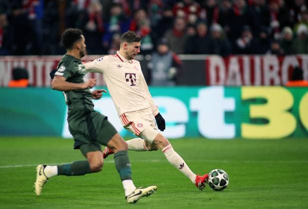 Fussball, Herren, Champions League, Saison 2024 2025, FC Bayern München - Celtic Glasgow, Allianz Arena, Play-off Rückspiel Leon Goretzka (FC Bayern München) beim Torschuss, Torchacne, Abschluss