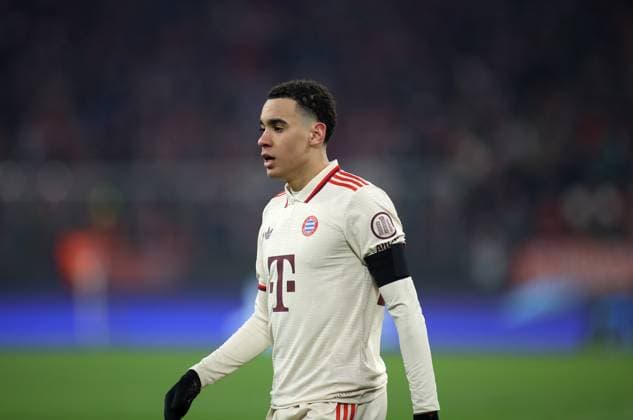Football, Men, Champions League, Season 2024 2025, FC Bayern Munich Celtic Glasgow, Allianz Arena, Play off second leg Jamal Musiala FC Bayern Munich head, upper body