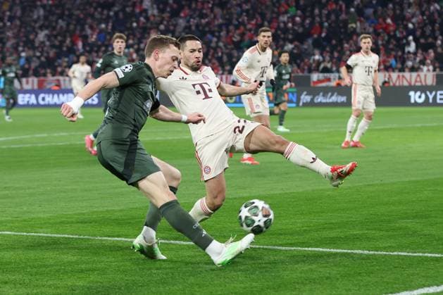 in duel, action, with Alistair Johnston 2 Celtic Glasgow , Raphael Guerreiro 22 FC Bayern Muenchen , FC Bayern Muenchen vs Celtic Glasgow, Football, Champions League, Play offs, second leg, 18 02 2025 Muenchen Bayern Germany Copyright: xkolbert-press ChristianxKolbertx