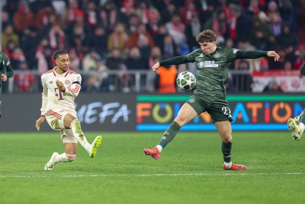 in duel, action, with Michael Olise 17 FC Bayern Muenchen , Arne Engels 27 Celtic Glasgow , FC Bayern Muenchen vs Celtic Glasgow, Football, Champions League, Play offs, second leg, 18 02 2025 Muenchen Bayern Germany Copyright: xkolbert-press ChristianxKolbertx