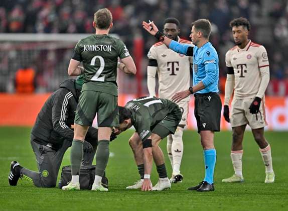 18 02 2025, Football UEFA Championsleague 2024 2025 Play off second leg, FC Bayern Munich Celtic Glasgow, at Allianz Arena Munich Nicolas Kühn Celtic Glasgow battered DFL and DFB regulations prohibit any use of photographs as image sequences and or quasi video