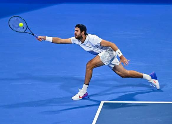 ATP, Tennis Herren QATAR EXXONMOBIL OPEN ROUND OF 32 Karen Khachanov competes in her round of 32 match against Daniil Medvedev during the ATP Qatar ExxonMobil Open 2025 tennis tournament at the Khalifa International Tennis Complex in Doha, Qatar, on February 18, 2025. DOHA Qatar Copyright: xNOUSHADx