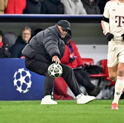 18.02.2025, Fussball UEFA Championsleague 2024 2025: Play-off Rückspiel, FC Bayern München - Celtic Glasgow, in der Allianz-Arena München. Trainer Vincent Kompany (FC Bayern München) stürzt bei dem Versuch einen Ball zu fangen ***DFL and DFB regulations prohibit any use of photographs as image sequences and or quasi-video.***