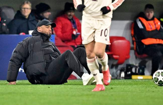 18 02 2025, Football UEFA Championsleague 2024 2025 Play off second leg, FC Bayern Munich Celtic Glasgow, at Allianz Arena Munich Coach Vincent Kompany FC Bayern Munich falls while trying to catch a ball DFL and DFB regulations prohibit any use of photographs as image sequences and or quasi video