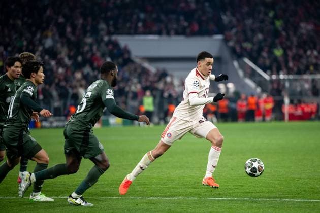Jamal Musiala FC Bayern Muenchen, 42 in duel with Jeffrey Schlupp Celtic Glasgow, 15 , GER, FC Bayern Muenchen vs Celtic Football Club Glasgow, Football, UEFA Champions League, Playoff second leg, 2024 2025 season, 18 02 2025 GER, FC Bayern Muenchen vs Celtic Football Club Glasgow, Football, UEFA Champions League, Playoff second leg, 2024 2025 season, 18 02 2025 Muenchen Copyright: xEibner-Pressefoto Memmlerx EP_MMR