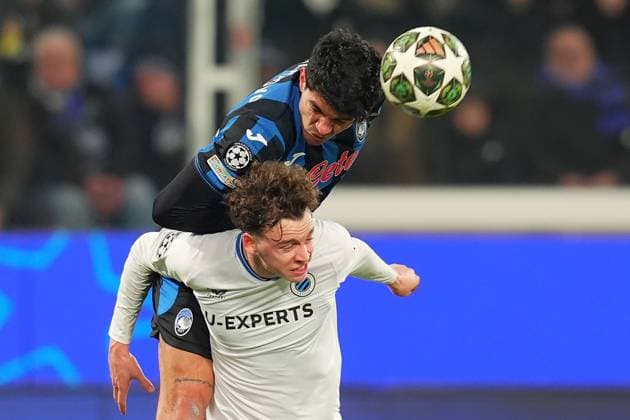 Atalanta s Raoul Bellanova fight for the ball with BruggeÕs Maxim De Cuyper during the Uefa Champions League soccer match between Atalanta BC and Club Brugge at Gewiss Stadium in Bergamo, north Italy - Tuesday , February 18 , 2025. - Soccer .  Copyright: xSpada LaPressex
