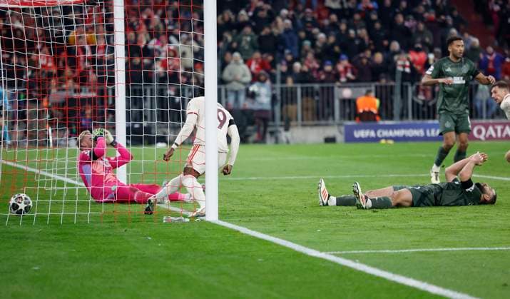 In the picture Alphonso Davies FC Bayern Muenchen, 19 , Goal scored, scored the goal to 1 1 celebrate the goal, 18 02 2025, Football, UEFA Champions League, Playoffs, FC Bayern Muenchen Celtic Glasgow, GER, Muenchen, Allianz Arena, DFL REGULATIONS PROHIBIT ANY USE OF PHOTOGRAPHS AS IMAGE SEQUENCES AND OR QUASI VIDEO Copyright: HMBxMedia xHeikoxBecker