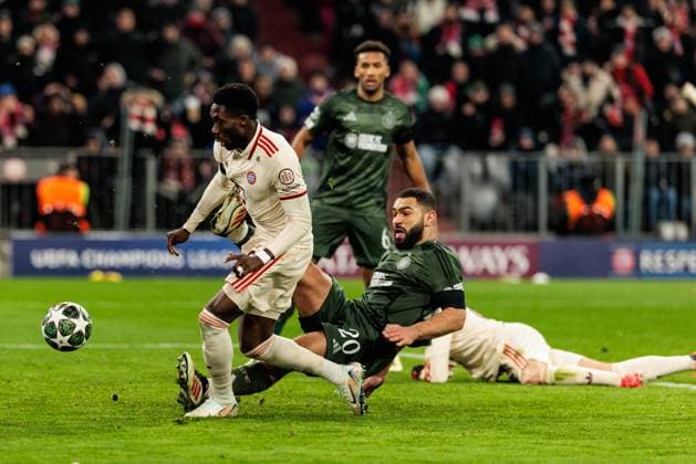 UEFA Champions League: FC Bayern München - Celtic FC; 18.02.2025 Alphonso Davies (FC Bayern München, 19) schiebt in letzter Minute den Ball gegen Cameron Carter-Vickers (Celtic FC, 20) über die Linie - 1:1, Tor, Torschuss UEFA Champions League: FC Bayern München - Celtic FC, München, Allianz Arena am 17.02.2025 Copyright: xBEAUTIFULxSPORTS Wunderlx