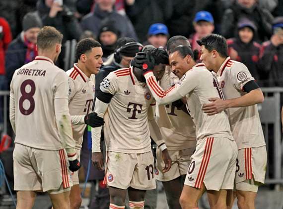 18 02 2025, Football UEFA Championsleague 2024 2025 Play off second leg, FC Bayern Munich Celtic Glasgow, at Allianz Arena Munich Goal celebration after the 1 1 v l Leon Goretzka FC Bayern Munich , Jamal Musiala FC Bayern Munich , Alphonso Davies FC Bayern Munich , Leroy Sane Bayern Munich , Minjae Kim Bayern Munich DFL and DFB regulations prohibit any use of photographs as image sequences and or quasi video