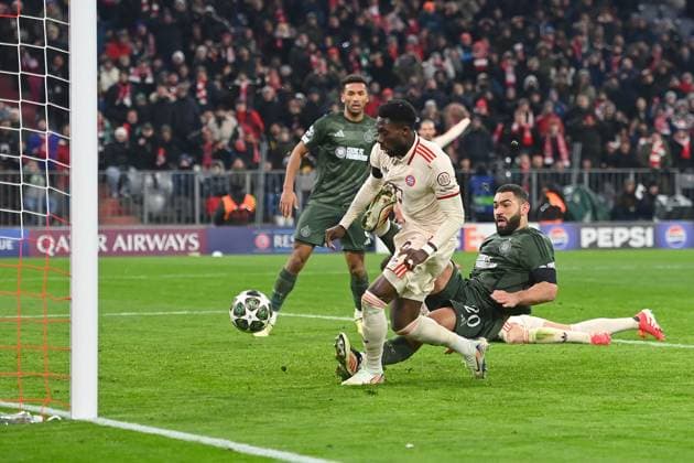 Goal Alphonso DAVIES Bayern Muenchen to 1 1, Action,Goal kick,Penalty area scene Soccer Champions League K O Phase Play offs FC Bayern Muenchen Celtic FC Glasgow 1 1 on 18 02 2025 , A L L I A N Z A R E N A