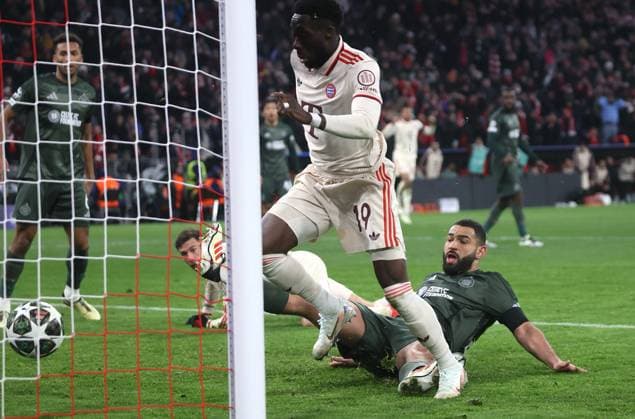 Bayerns 19 Alphonso DAVIES trifft ins Tor zum 1:1. Bayern-Celtic. Fußball Championsleague, FC Bayern München - Celtic Glasgow FC, Play Off Rückspiel, Saison 2024-2025, am 18.02.2025 in Muenchen, A L L I A N Z A R E N A, Deutschland. Quelle Copyright Credit : Oryk HAIST xFUSSBALL-BAYERN-CELTICx