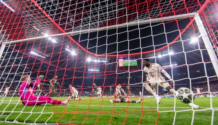 18 02 2025, Football UEFA Championsleague 2024 2025 Play off second leg, FC Bayern Munich Celtic Glasgow, at the Allianz Arena Munich The deciding goal to equalize 1 1 by Alphonso Davies re, FC Bayern Munich in injury time, left goalkeeper Kasper Schmeichel left, Celtic Glasgow and Cameron Carter Vickers Celtic Glasgow on the ground DFL and DFB regulations prohibit any use of photographs as image sequences and or quasi video