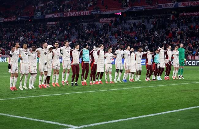 Football, Men, Champions League, Season 2024 2025, FC Bayern Munich Celtic Glasgow, Allianz Arena, Play-off second leg The FC Bayern Munich team celebrating with the fans in front of the South Curve after the final whistle