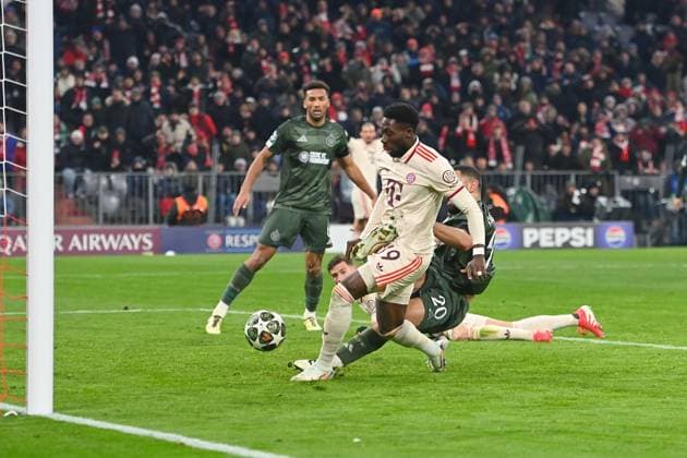 Goal Alphonso DAVIES Bayern Muenchen to 1 1, Action,Goal kick,Penalty area scene Soccer Champions League K O Phase Play offs FC Bayern Muenchen Celtic FC Glasgow 1 1 on 18 02 2025 , A L L I A N Z A R E N A Â