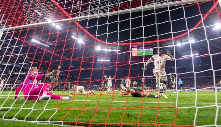 18 02 2025, Football UEFA Championsleague 2024 2025 Play off second leg, FC Bayern Munich Celtic Glasgow, at Allianz Arena Munich The deciding goal to equalize 1 1 by Alphonso Davies re, FC Bayern Munich in injury time, goalkeeper Kasper Schmeichel li, Celtic Glasgow and Cameron Carter Vickers 2 v re, Celtic Glasgow on the ground DFL and DFB regulations prohibit any use of photographs as image sequences and or quasi video