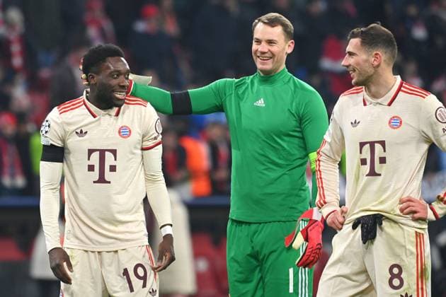 Final cheer from left Alphonso DAVIES Bayern Muenchen ,Manuel NEUER Goalkeeper Bayern Muenchen , Leon GORETZKA Bayern Muenchen Soccer Champions League K O Phase Play offs FC Bayern Muenchen Celtic FC Glasgow 1 1 am 18 02 2025 , A L L I A N Z A R E N A